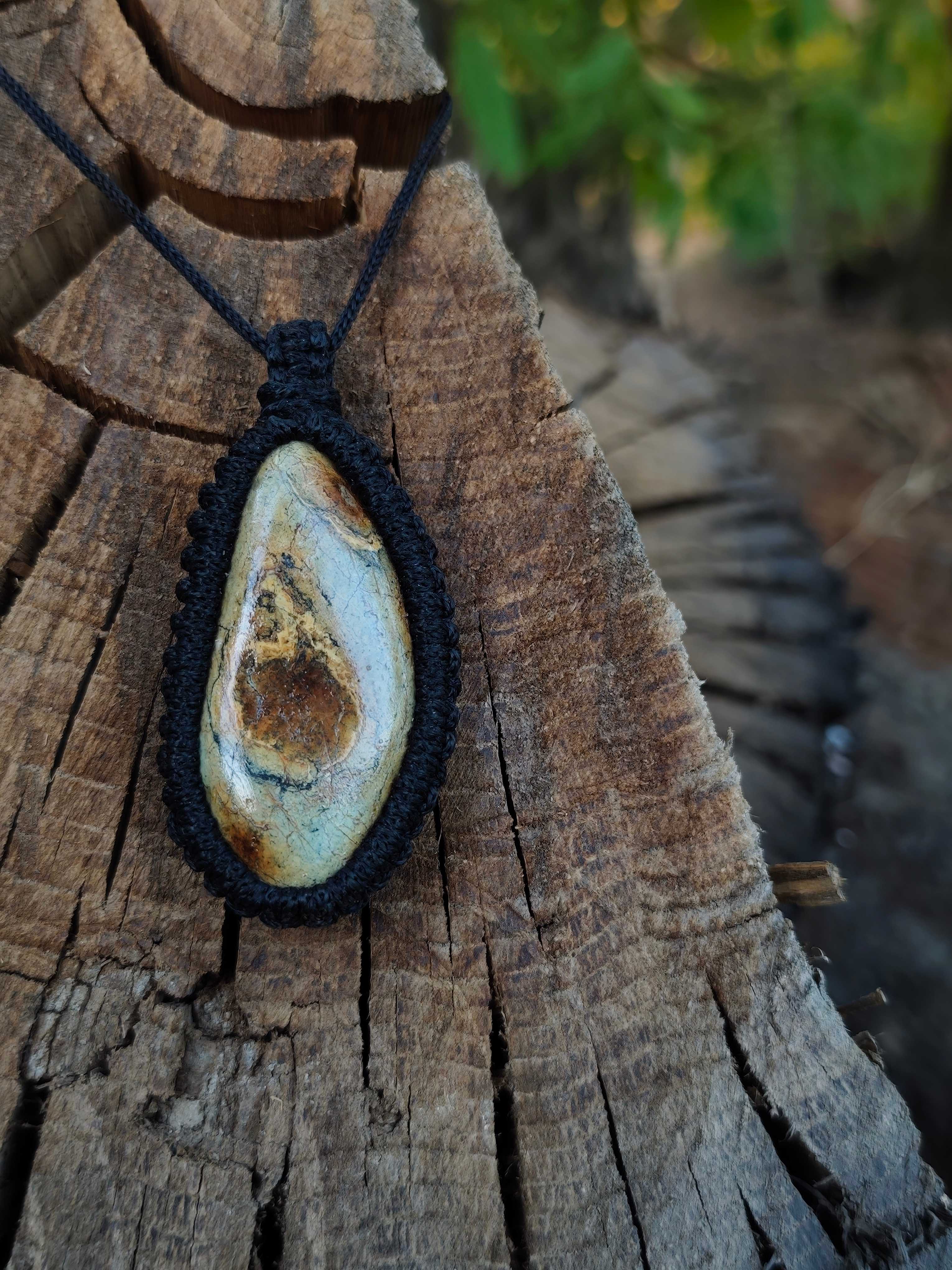 Ručno rađena ogrlica od macrame konca i prirodnog kamena!✨