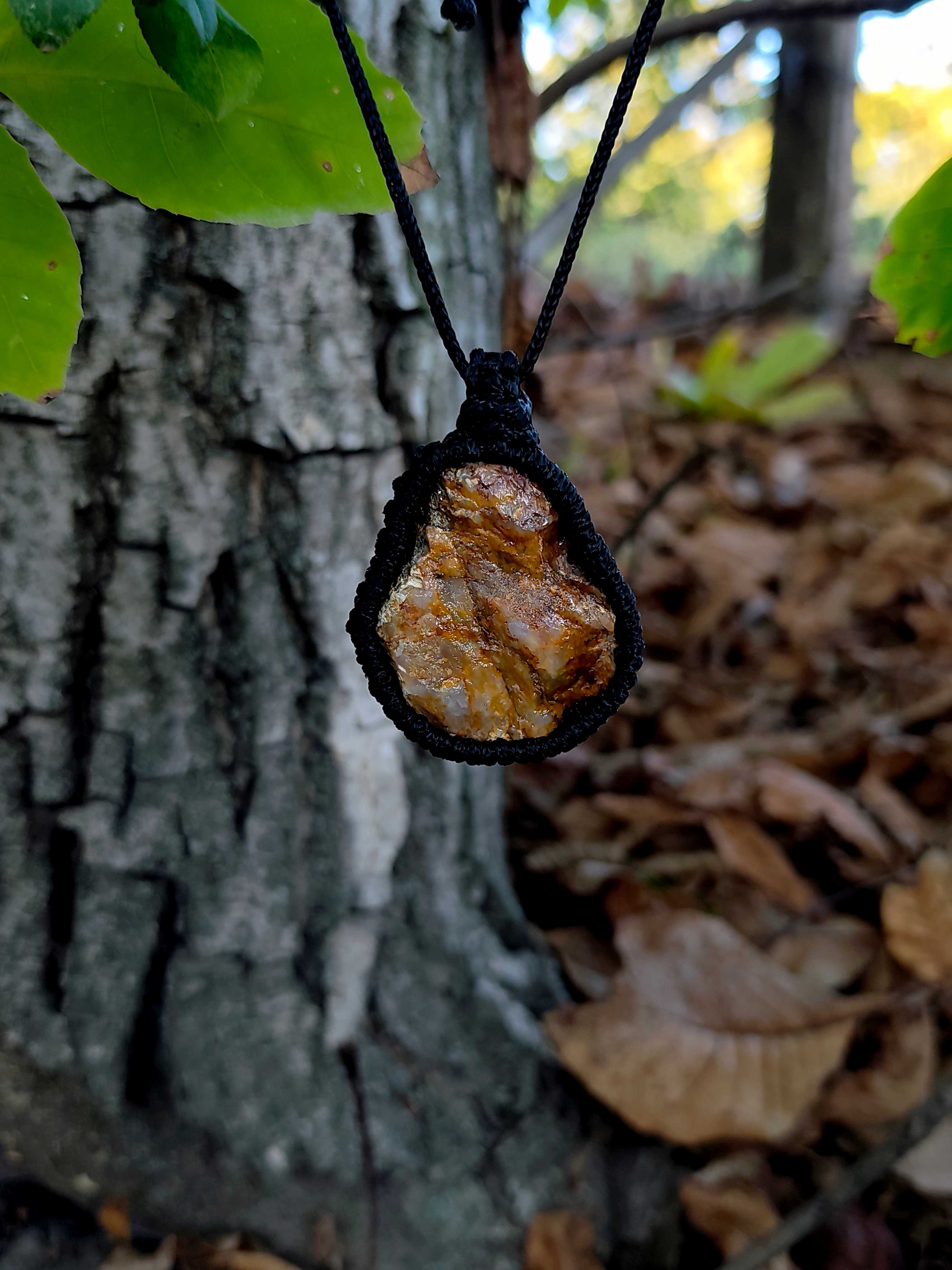 Ručno rađena ogrlica od macrame konca i prirodnog kamena!✨